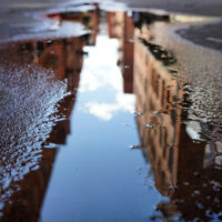 水たまりに見えている奥にある構造