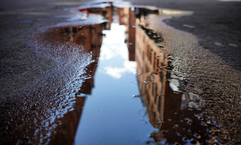 水たまりに見えている奥にある構造